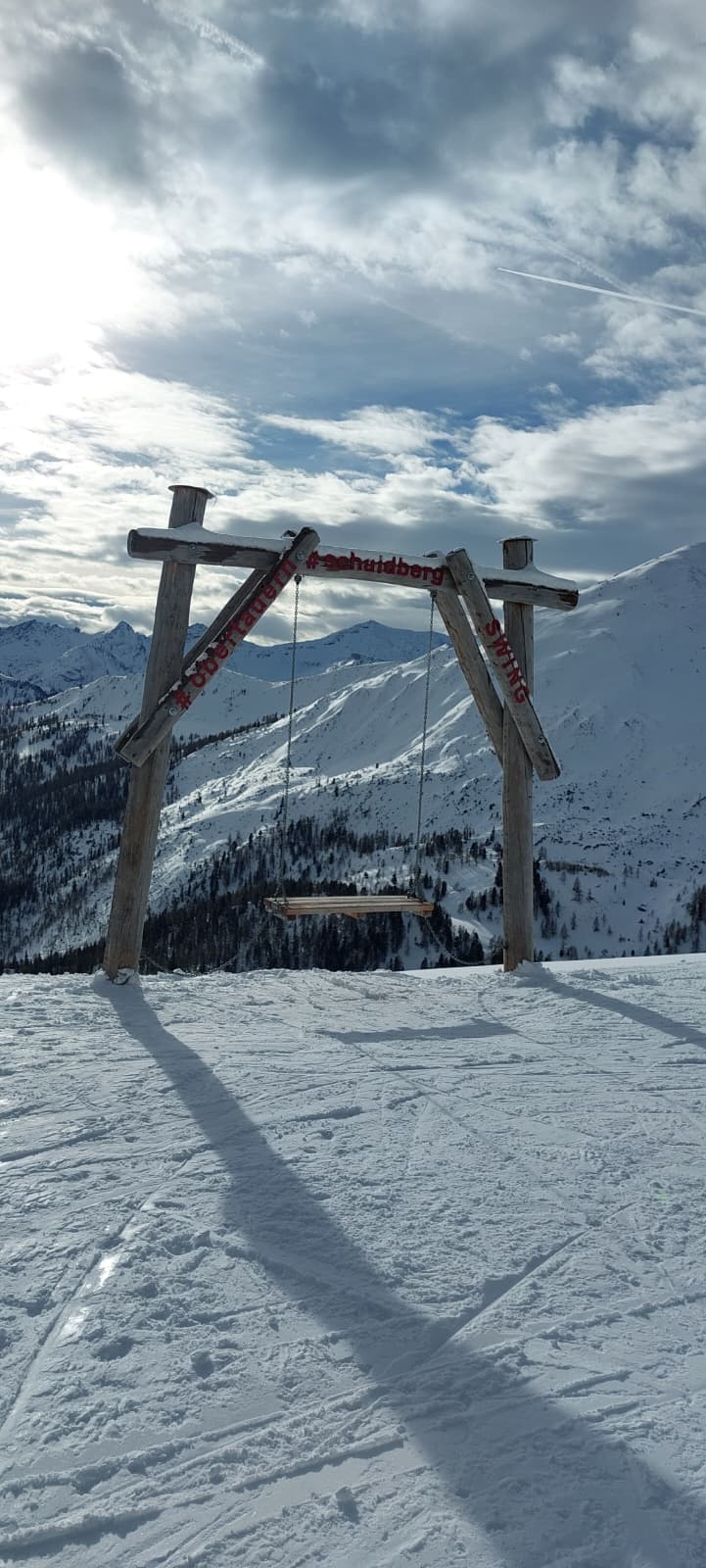 Ekipa odpoczywa przy ławce w Obertauern